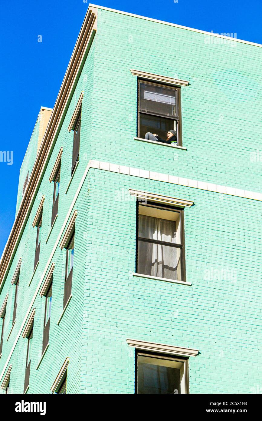 New York City, New York NYC Lower, Manhattan, SoHo, West Broadway, quartiere, mattoni dipinti, edificio, residenza, verde, finestra, donna seduta accanto alla finestra, Musl Foto Stock