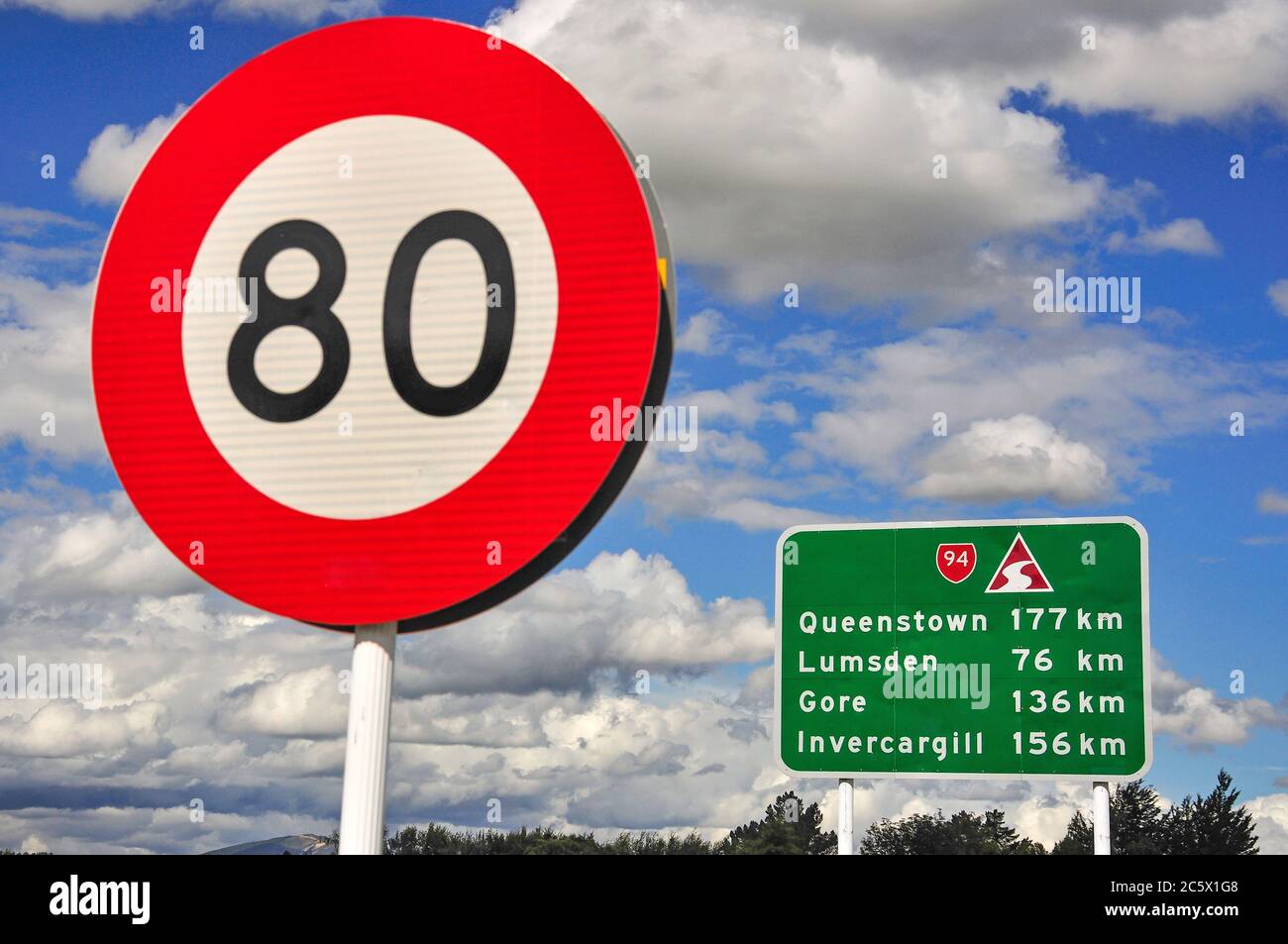 Distanza stradale e 80 km/h segnale di velocità a Lake te Anau, te Anau, Southland, South Island, Nuova Zelanda Foto Stock