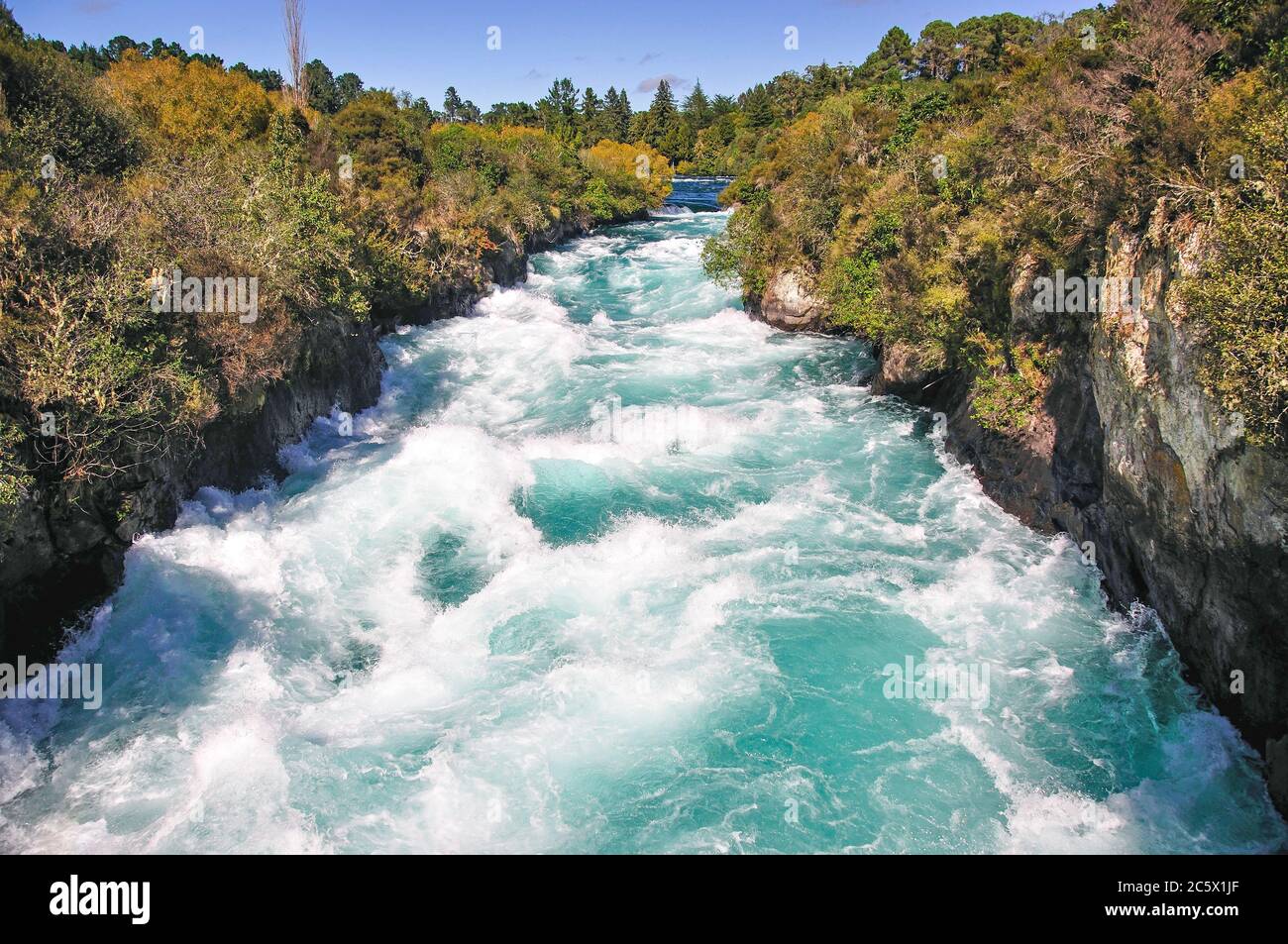Potente corrente a Cascate Huka, vicino a Taupo, regione di Waikato, Isola del nord, Nuova Zelanda Foto Stock