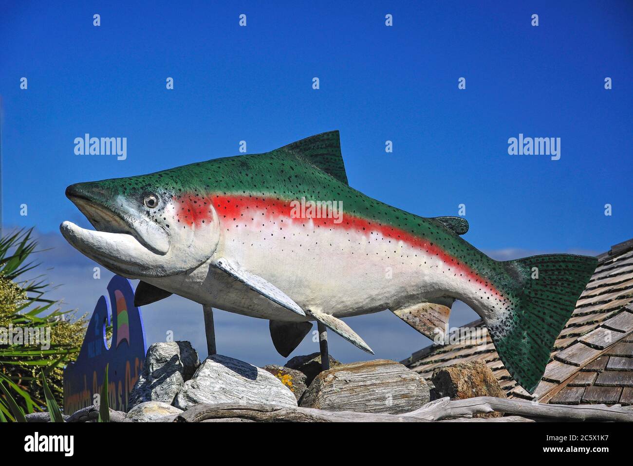 La trota arcobaleno segno, miglio Bay Sailing Center, miglio Bay, il lago Taupo, Taupo, regione di Waikato, Isola del nord, Nuova Zelanda Foto Stock