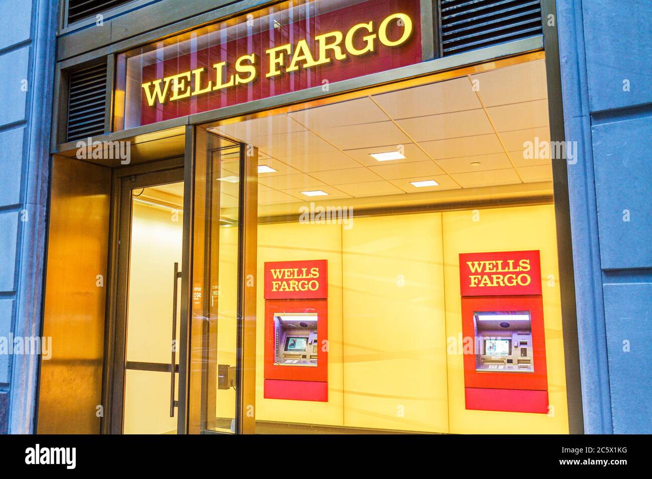 New York City, NYC NY Lower, Manhattan, Financial District, FIDI, Broadway, Wells Fargo Bank, banca, ingresso lobby, bancomat, automazione, banche, valuta Foto Stock