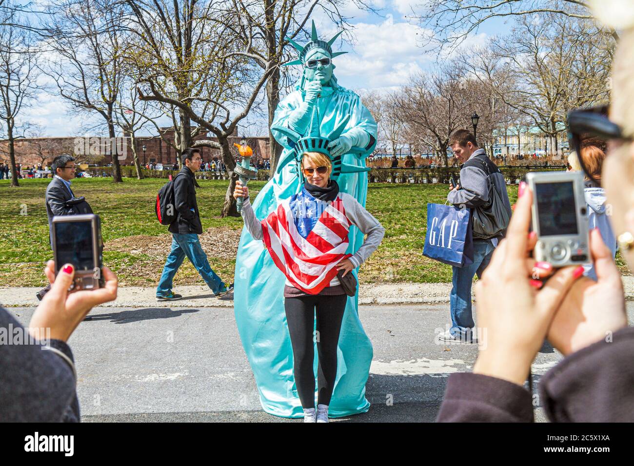 New York, New York, New York, New York, Lower, Manhattan, Battery Park, artista di strada, consigli per i camerieri, busker, MIME, statua vivente, Statua della libertà, donne femminili Foto Stock