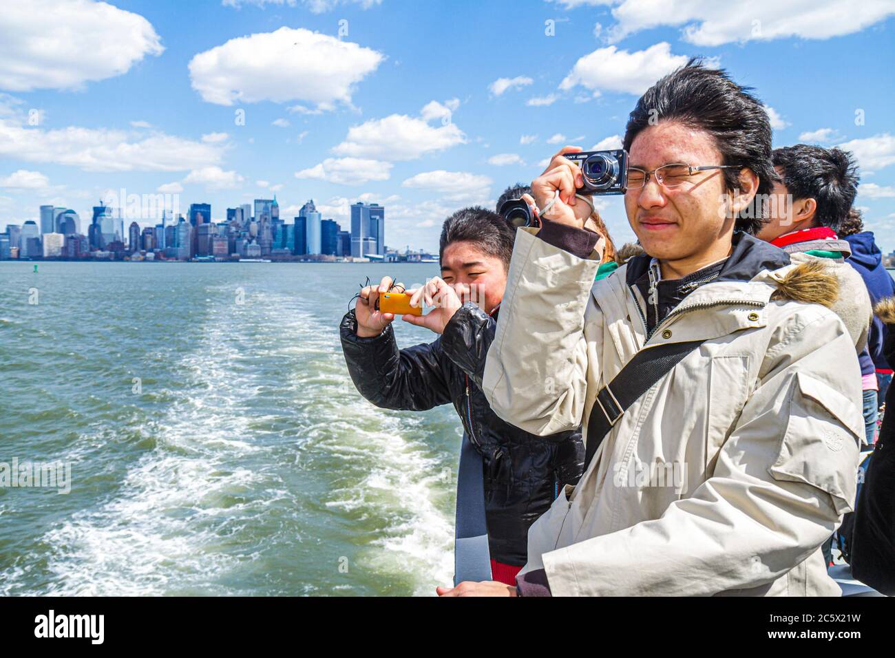 New York, New York City, NYC, Upper Bay Water, Statua Crociere, traghetto per la Statua della libertà, passeggeri passeggeri, passeggeri, immi immigrati etnici asiatici Foto Stock