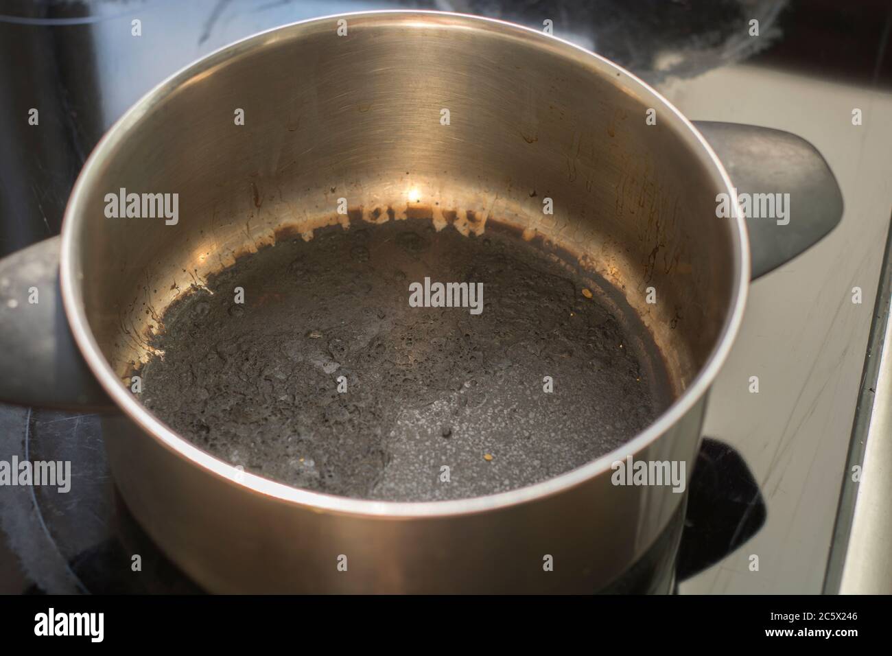 Vuoto bruciato la pentola con fondo nero Foto stock - Alamy