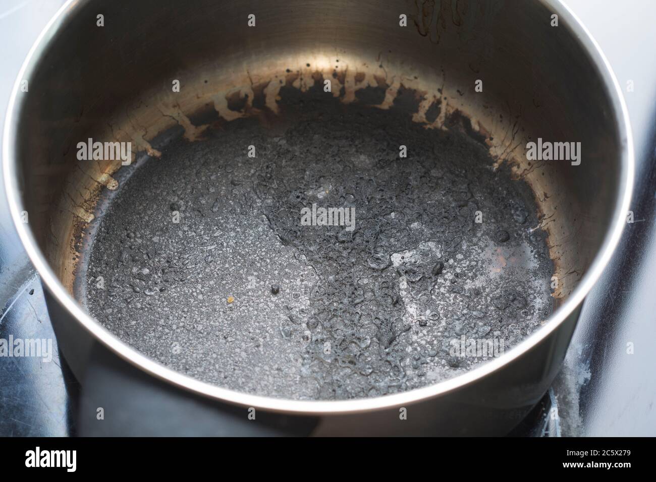 Vuoto bruciato la pentola con fondo nero Foto Stock