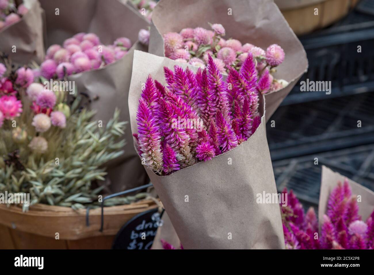 Mazzi di fiori secchi in vendita su uno stallo di mercato Foto Stock