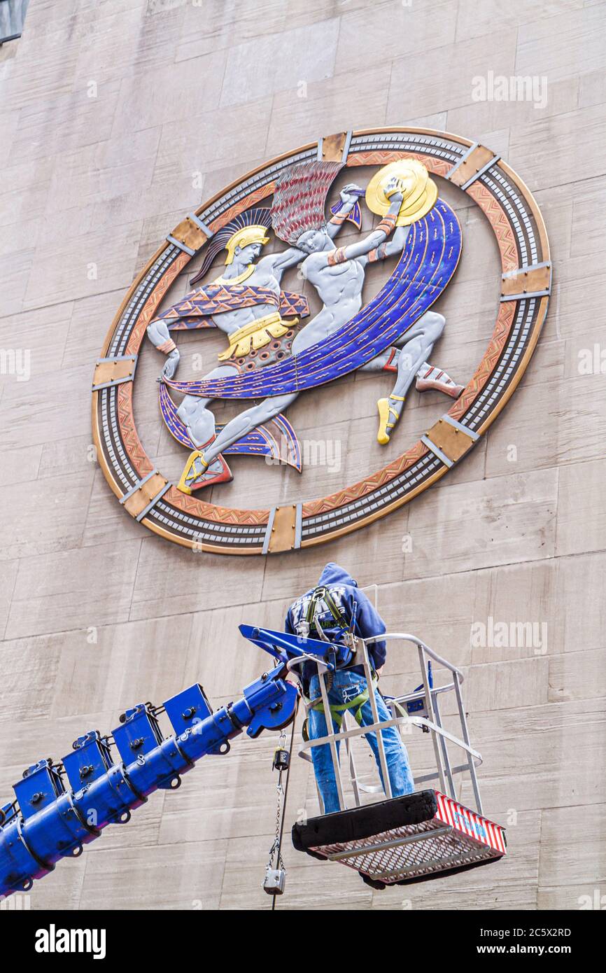 New York City,NYC NY Midtown,Manhattan,6th Sixth Avenue of the Americas,radio City Music Hall,Exterior design,Art Deco,1932,cherry picker,uomo maschile Foto Stock