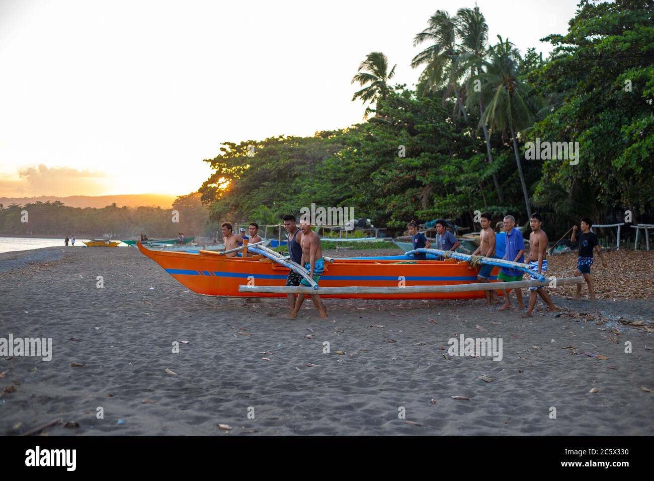 Dumaguete, le Filippine - 23 Mar 2020: Pescatori locali che si preparano per la pesca notturna. Pesca onshore. Stile di vita tradizionale del villaggio. Pescatore nativo Foto Stock