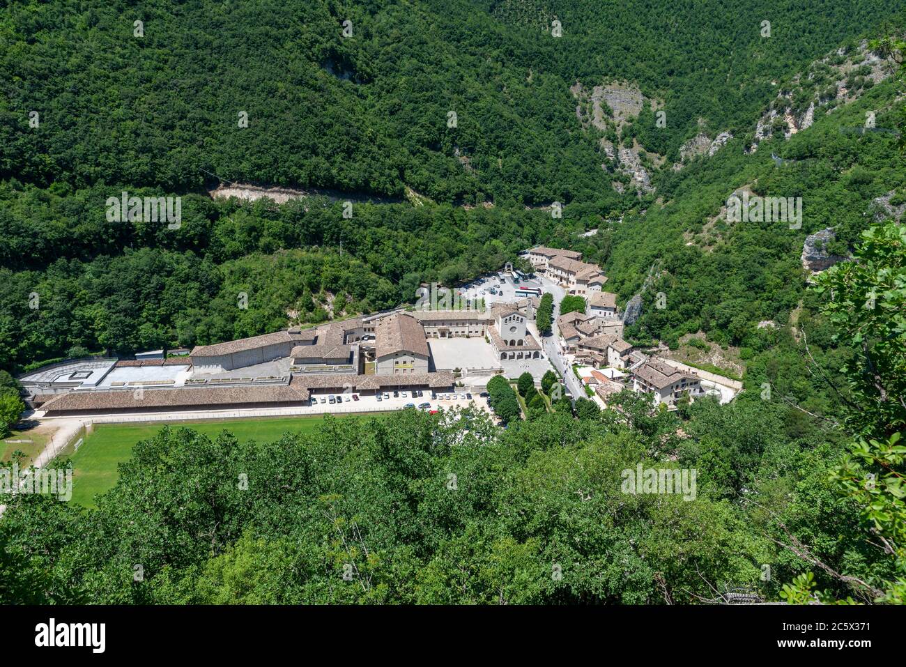 Il paesaggio di Rocca Porena visto dal santuario roccioso dove pregava Santa Rita Foto Stock