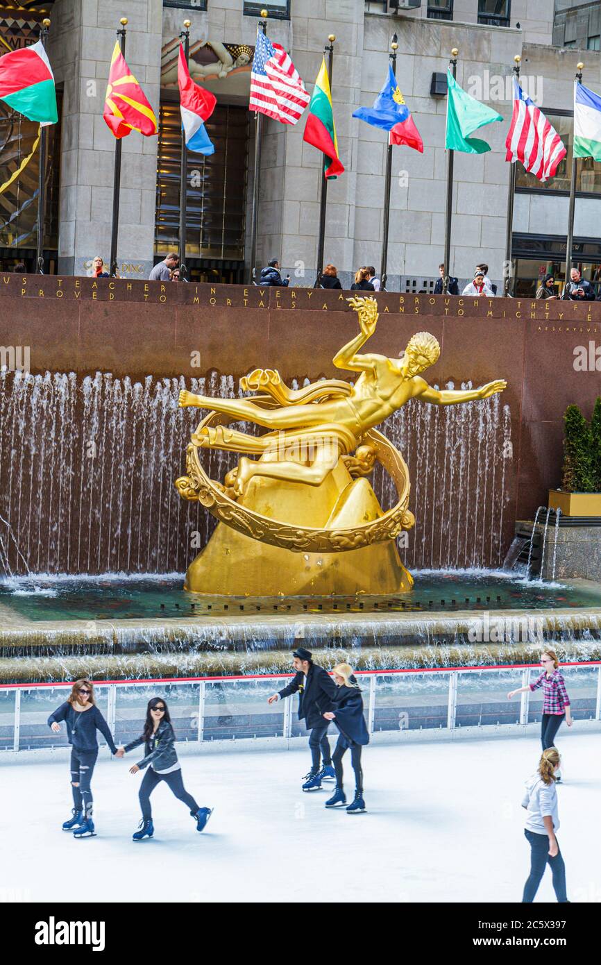 New York City, NYC NY Midtown, Manhattan, 5th Fifth Avenue, Rockefeller Center, Plaza, fontana, Prometheus, statua dorata, Paul Manship, scultore, pattinaggio su ghiaccio r Foto Stock