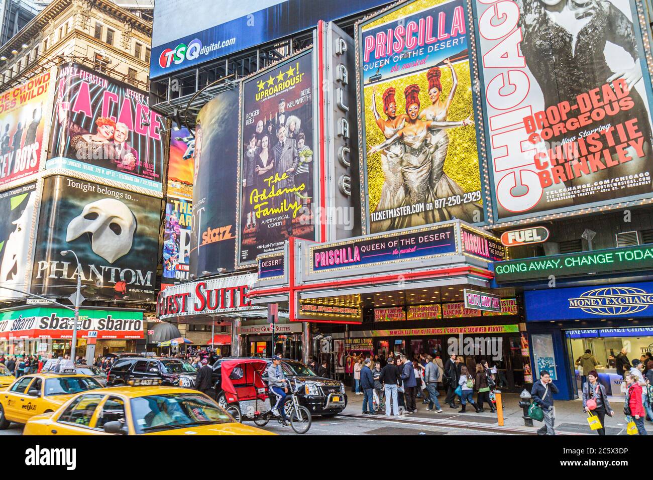 New York City, New York NYC Midtown, Manhattan, Times Square, quartiere dei teatri, Broadway, cartello illuminato, spettacoli, Chicago, Priscilla, Addams, Family Family Family Foto Stock