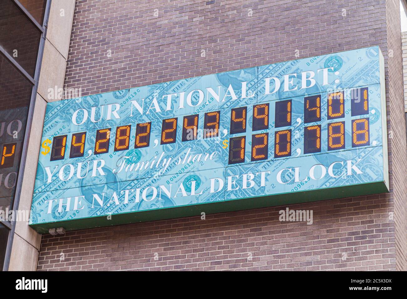 New York City,NYC NY Midtown,Manhattan,6th 6th Avenue of the Americas,National Debt clock Federal government trilions Seymour Durst economy money Foto Stock