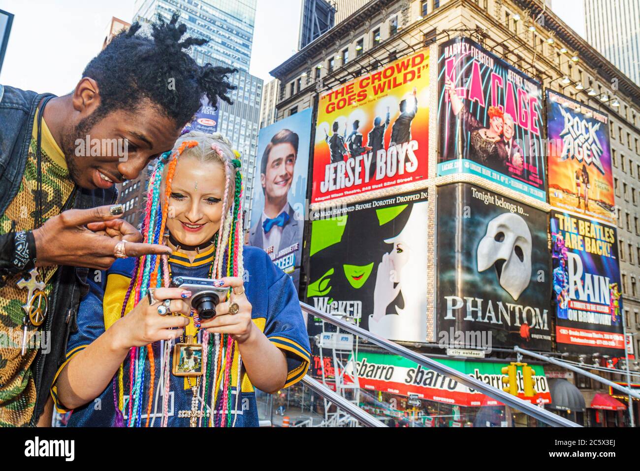 New York, New York, New York, Midtown, Manhattan, Times Square, quartiere dei teatri, Broadway, insegna illuminata, spettacoli, pubblicità, Wicked, Phantom, Jersey Boys, Radcliffe, BL Foto Stock