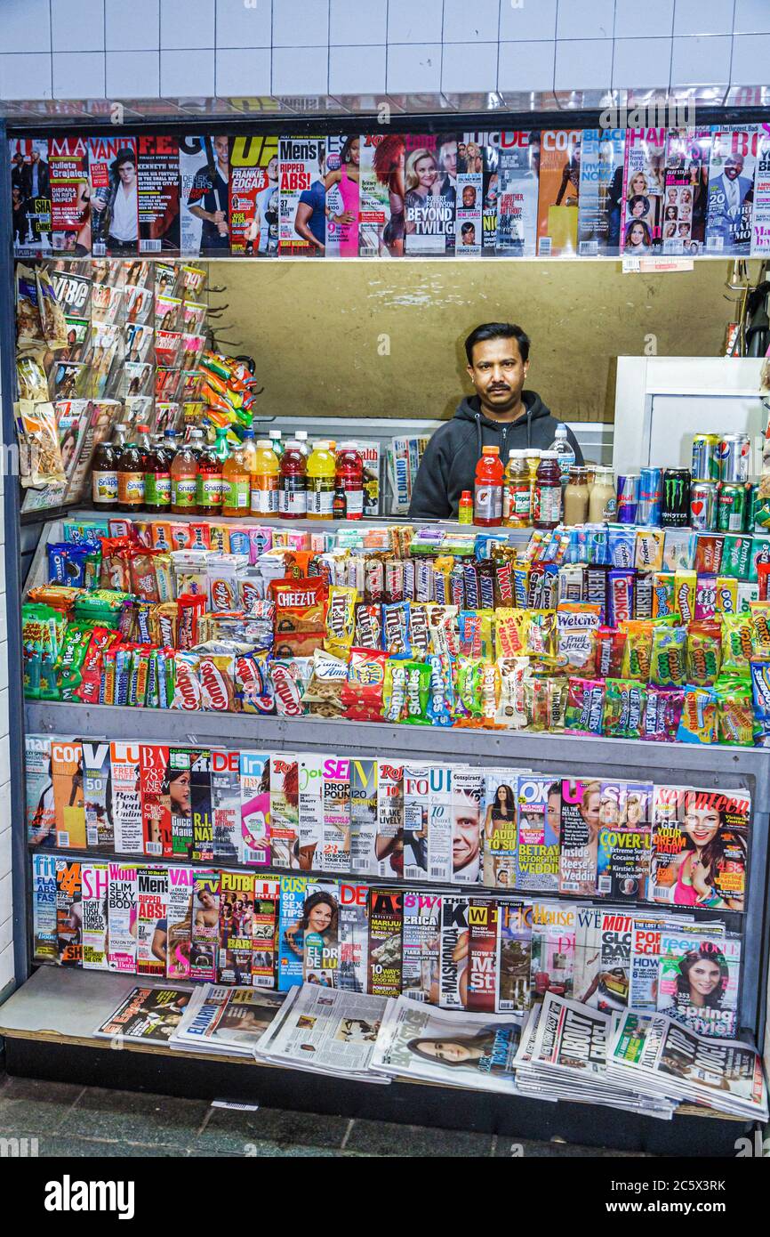 New York City, NYC NY Manhattan, Midtown, MTA, New York City, sistema della metropolitana, stazione di Times Square, edicola, riviste, quotidiani, spuntini, spuntini, drink dri Foto Stock