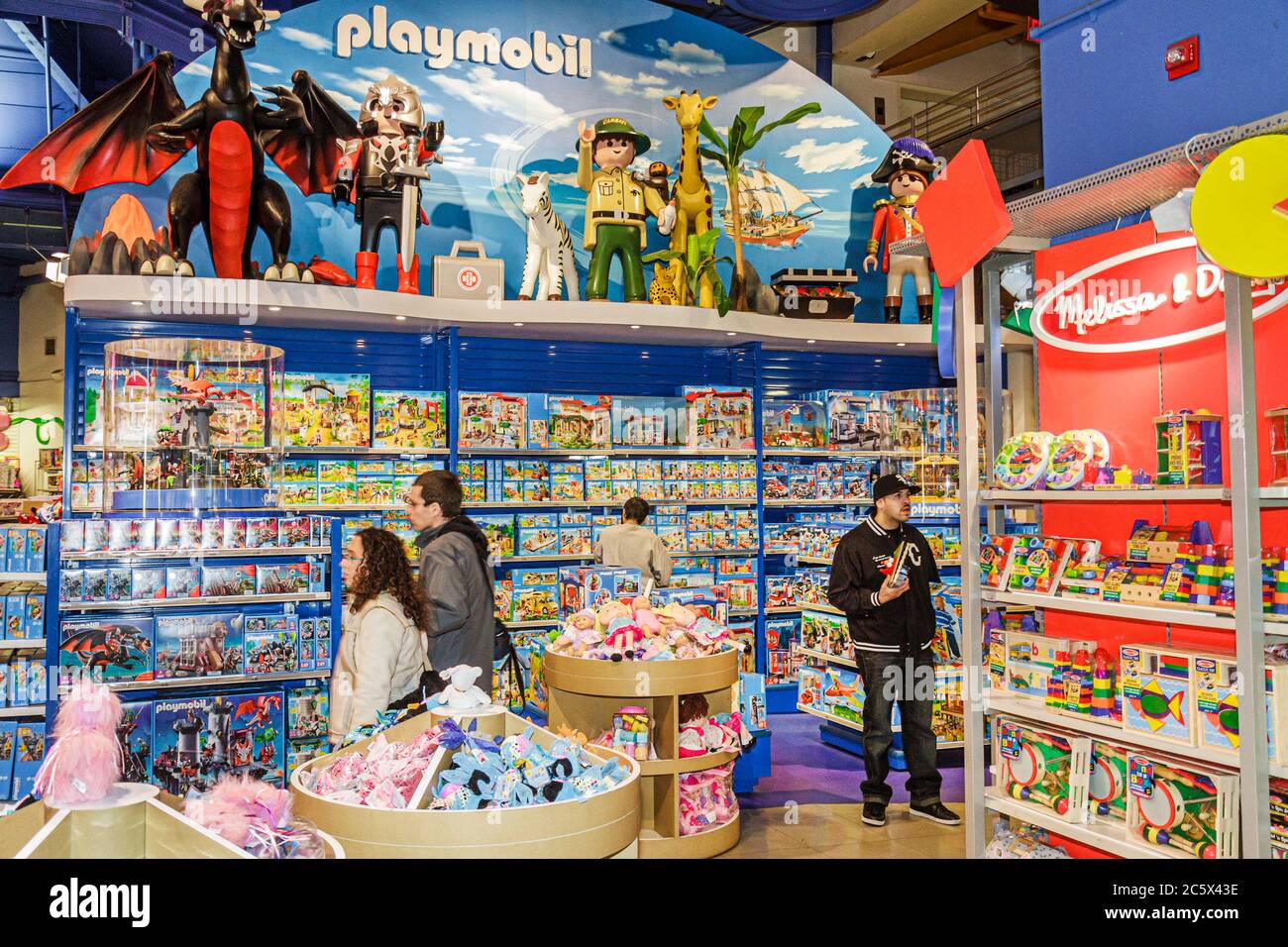 New York City, New York NYC Manhattan, Midtown, Times Square, Toys R Us, catena di negozi di giocattoli, shopping shopping shopping shopping shopping shopping, market market market buy s. Foto Stock