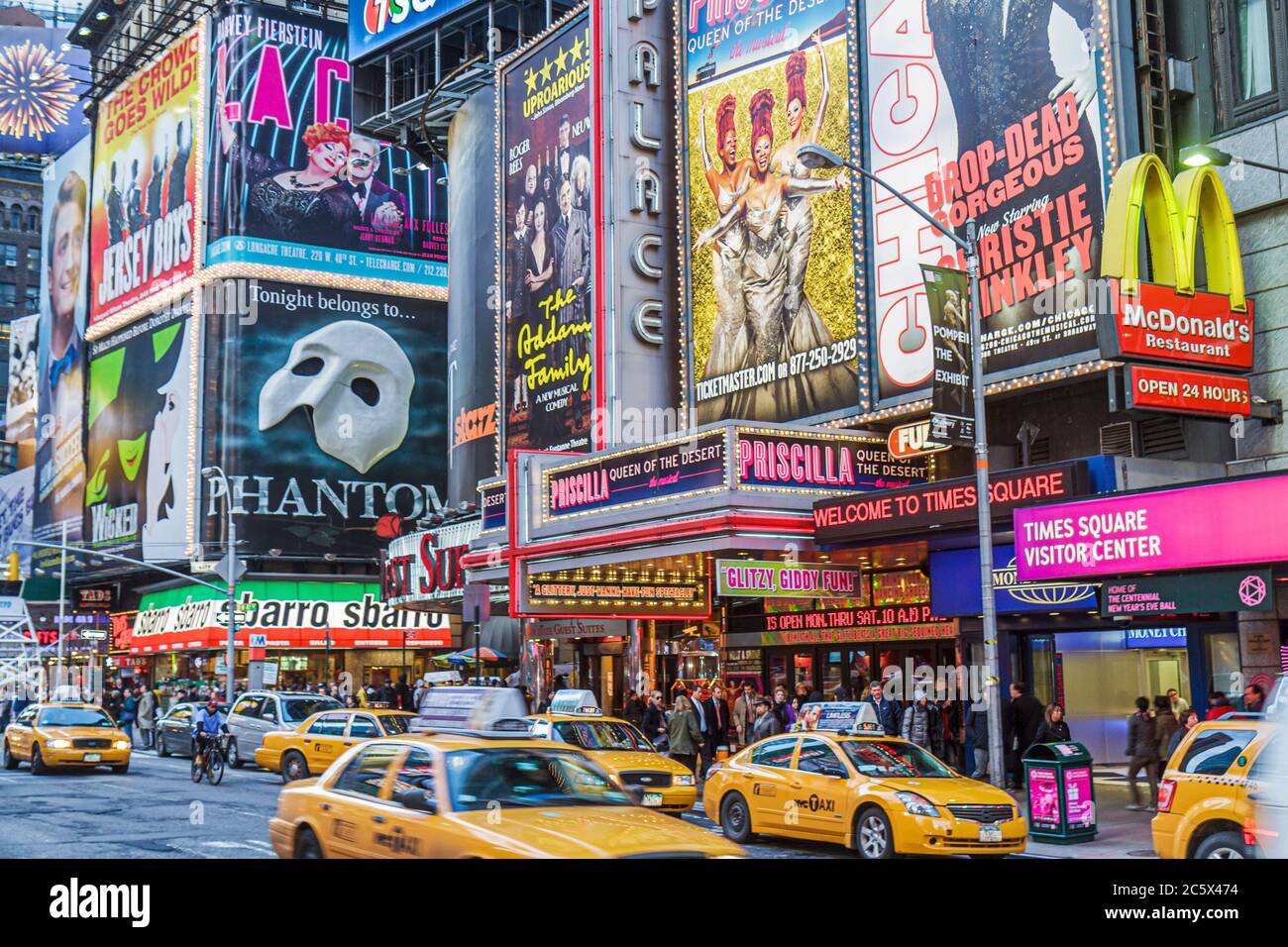 New York, New York, New York, Midtown, Manhattan, Times Square, quartiere dei teatri, Broadway, cartelli illuminati, spettacoli, pubblicità, Phantom, Priscilla, scena di strada, taxi, tasse Foto Stock
