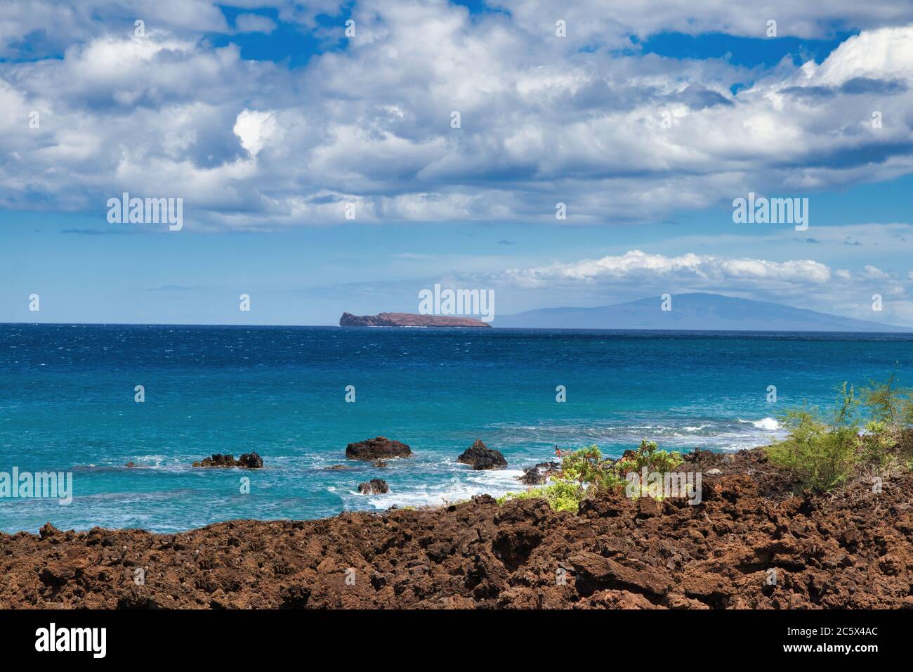 Vista di Molokini da Maui Sud. Foto Stock