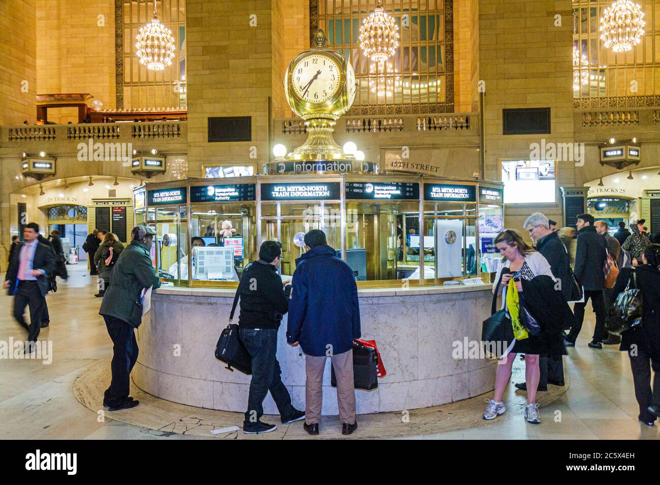 New York City, New York NYC Manhattan, Midtown, 42nd Street, Grand Central Station, ferrovia, terminal dei treni, finestra informativa, donna donna donna donna donna adulto, ma Foto Stock