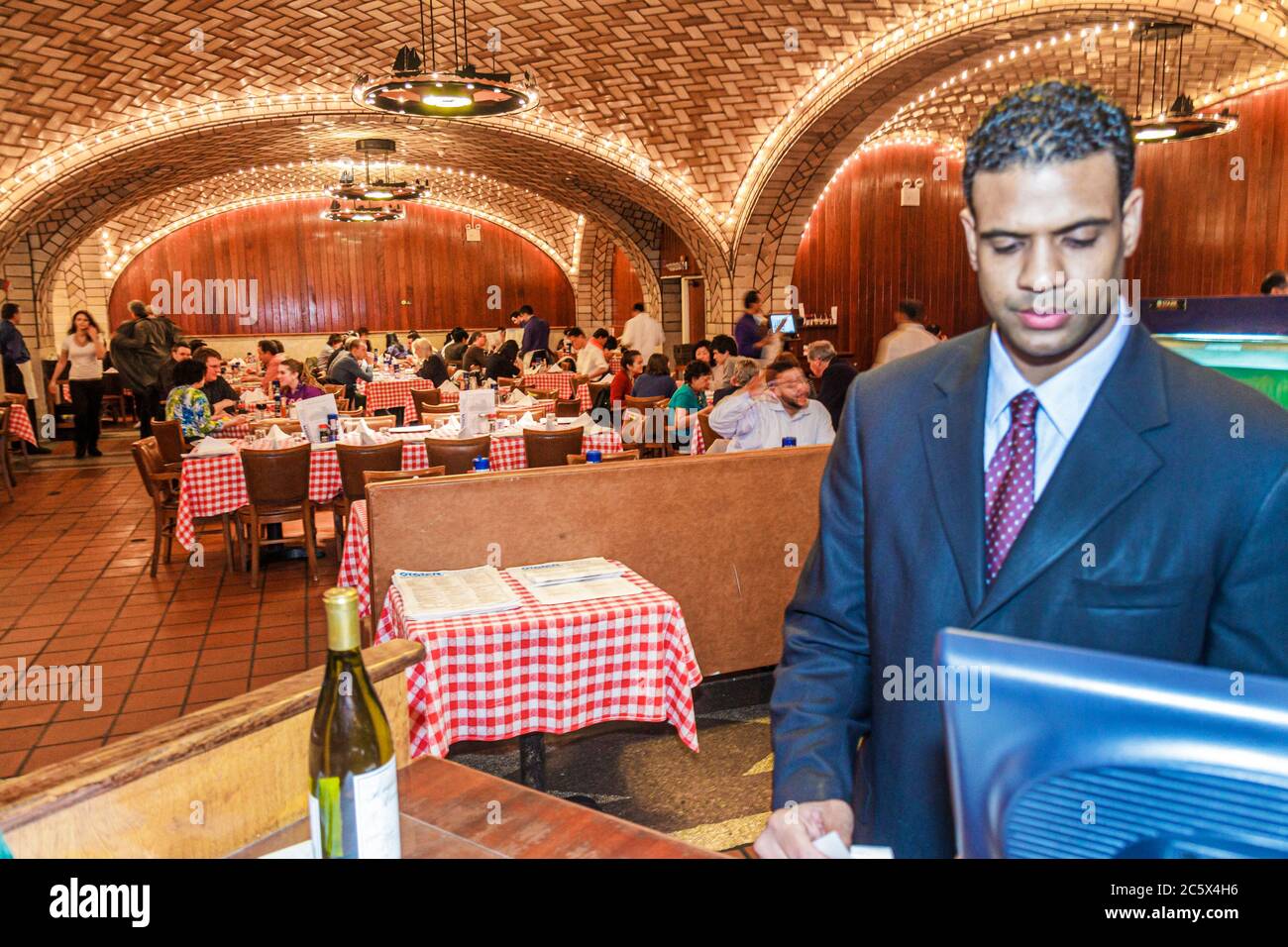 New York City, New York NYC Manhattan, Midtown, 42nd Street, Grand Central Station, terminal dei treni, Grand Central Oyster Bar, specialità di pesce, ristoranti e ristoranti Foto Stock
