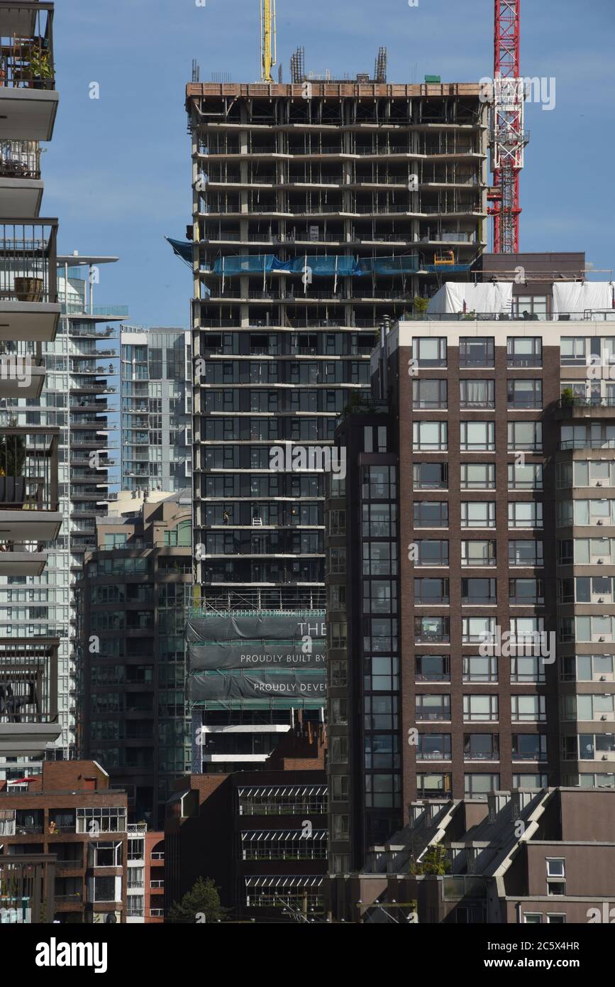 Un alto edificio condominio in costruzione nel West End di Vancouver, British Columbia, Canada. Foto Stock
