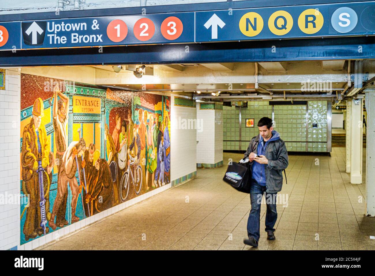 New York City,NYC NY Manhattan,Midtown,MTA,New York City,sistema della metropolitana,Times Square Station,1 2 3 N Q R S Highway Route,uomo uomini maschio adulti,vetro Foto Stock