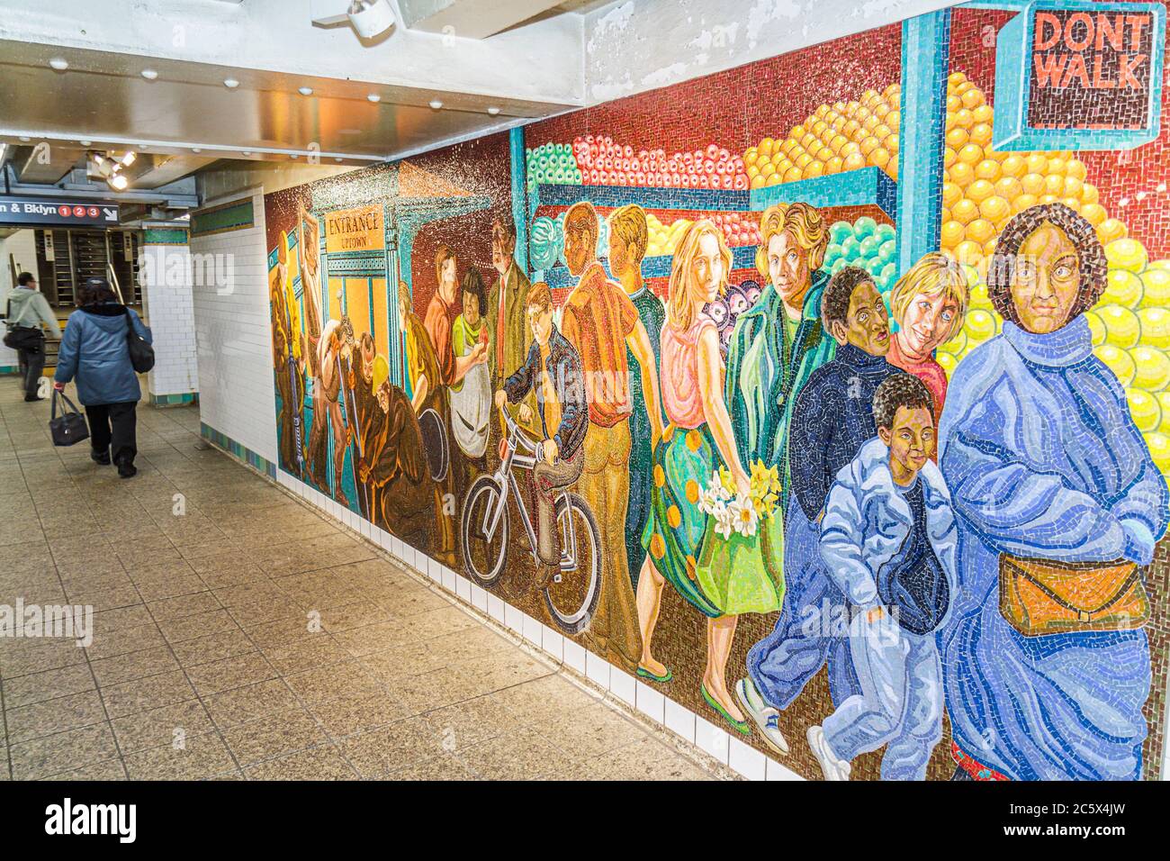 New York City,NYC NY Manhattan,Midtown,MTA,New York City,sistema della metropolitana,Times Square Station,1 2 3 N Q R S Highway Route,murale in vetro mosaico,Jack Beal,A. Foto Stock