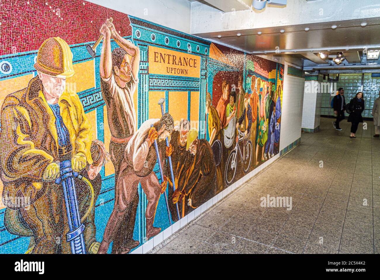 New York City,NYC NY Manhattan,Midtown,MTA,New York City,sistema della metropolitana,Times Square Station,1 2 3 N Q R S Highway Route,murale in vetro mosaico,Jack Beal,A. Foto Stock