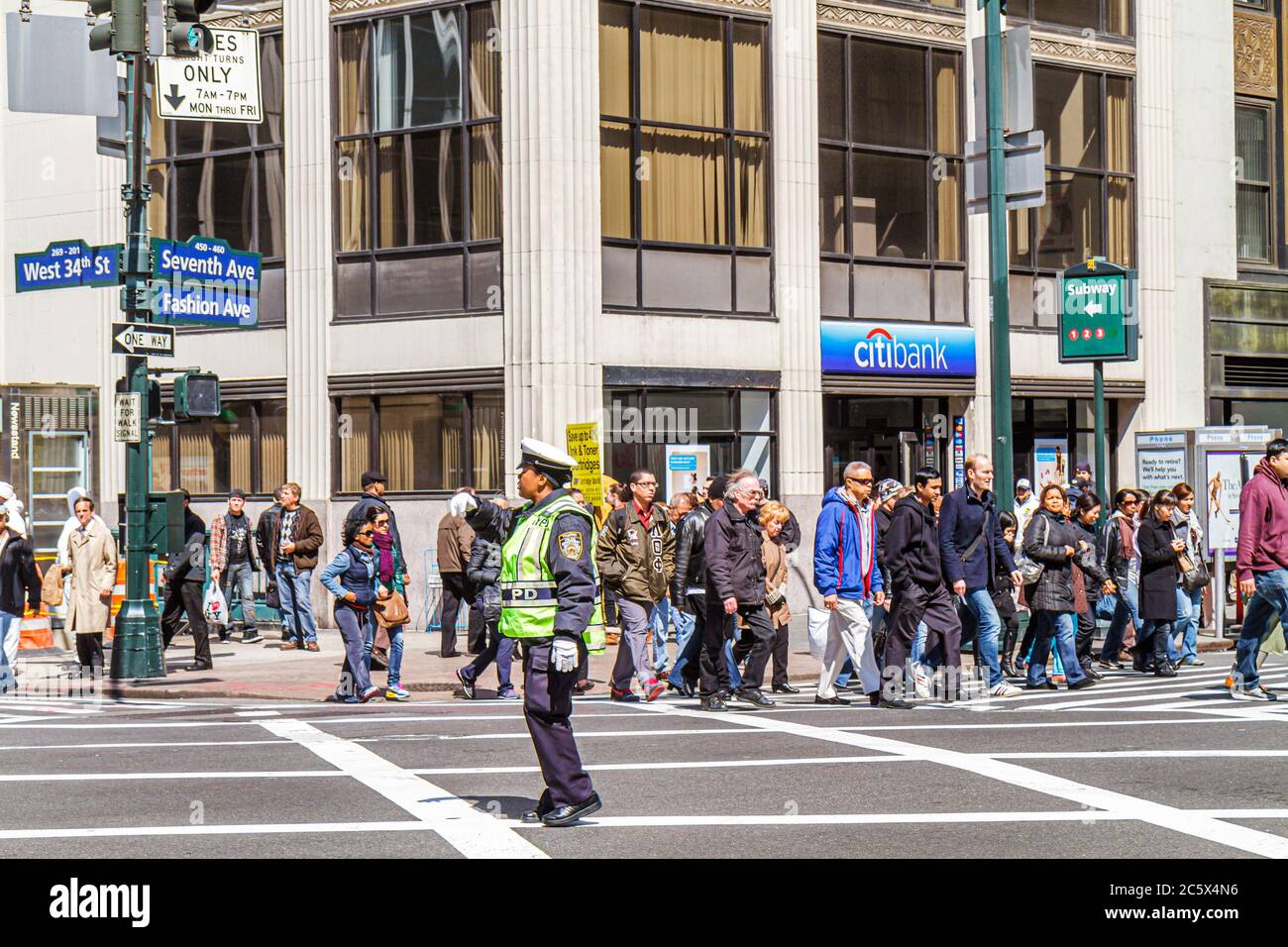 New York City, New York NYC Manhattan, Midtown, 7th Seventh Avenue, West 34th Street, scena di strada, incrocio, donna nera donne adulti adulti, poliziotto, traff Foto Stock