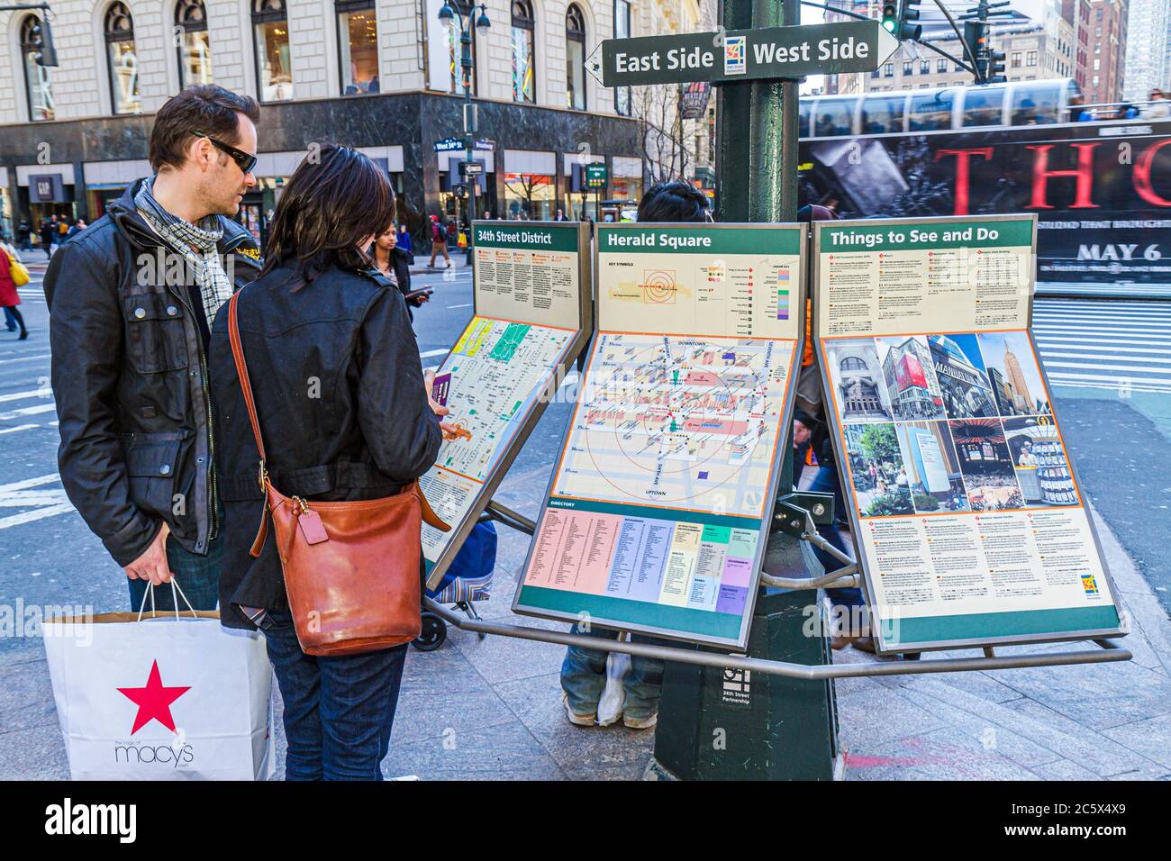 New York City, New York NYC Manhattan, Midtown, 34th Street, Broadway, Herald Square, uomo uomo uomo uomo uomo adulto adulto, donna donna donna donna, coppia, mappa, indicazioni, shopping Foto Stock
