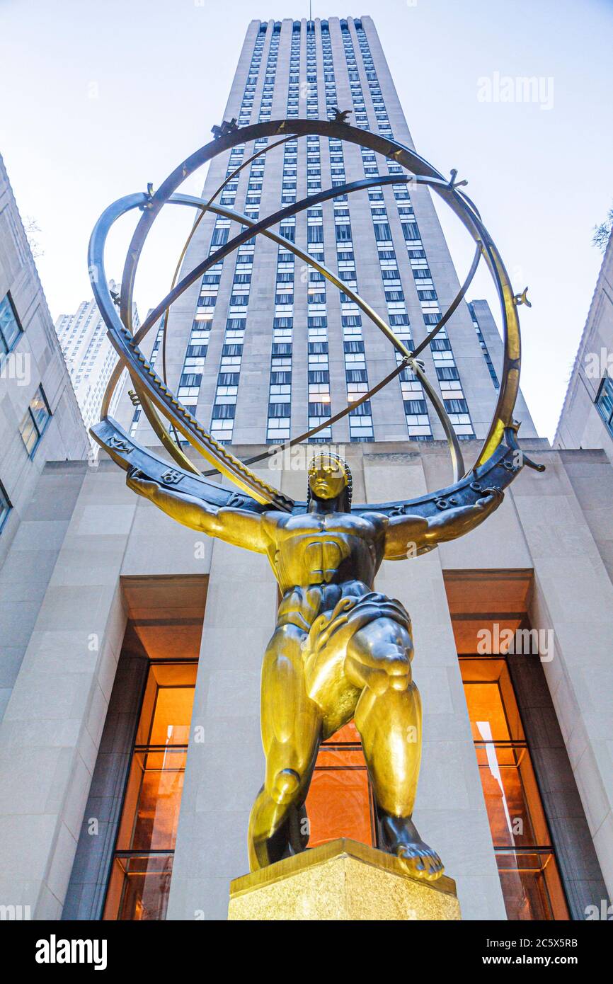 New York City, New York NYC Manhattan, Midtown, 5th Fifth Avenue, Rockefeller Centerhigh rise, grattacieli grattacieli edifici, plaza, scultura, AT Foto Stock