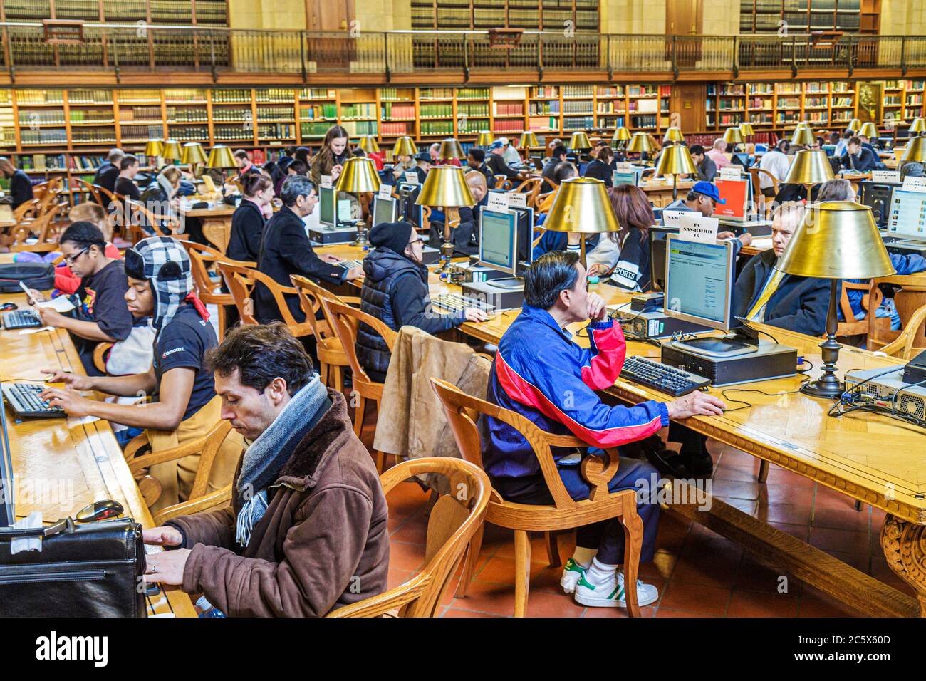 New York City, New York NYC Manhattan, Midtown, 5th Fifth Avenue, New York Public Library, edificio storico, terminal Internet, collezione, libro, libri, res Foto Stock
