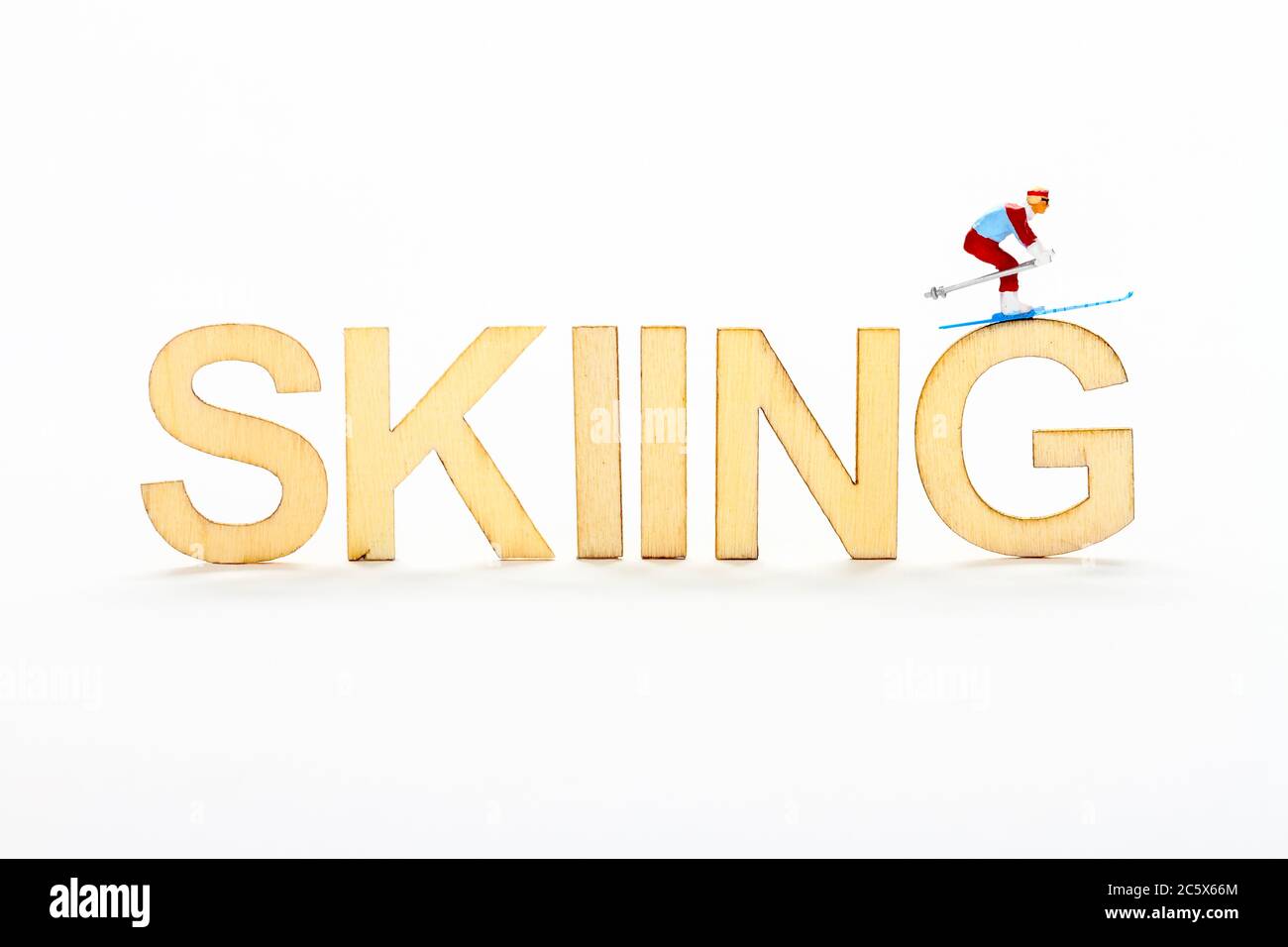 Sci in miniatura su un cartello in legno concetto di sport invernali Foto Stock
