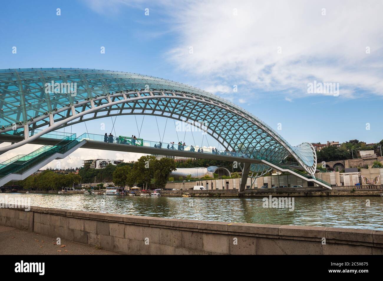 TBILISI, GEORGIA - 23 SETTEMBRE 2018: Persone sul ponte pedonale della Pace sul fiume Kura Foto Stock