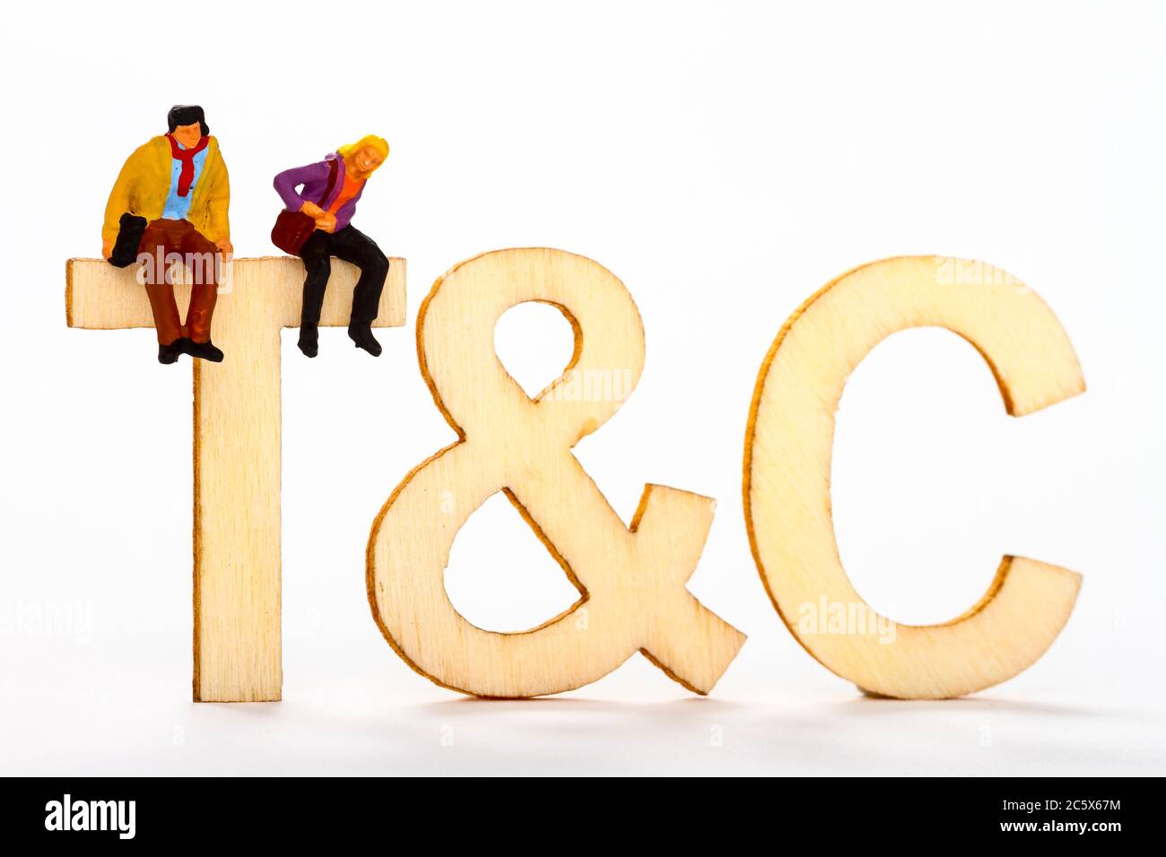 Termini e condizioni abbreviati con t&c con una coppia di figure in miniatura sulla lettera T Foto Stock