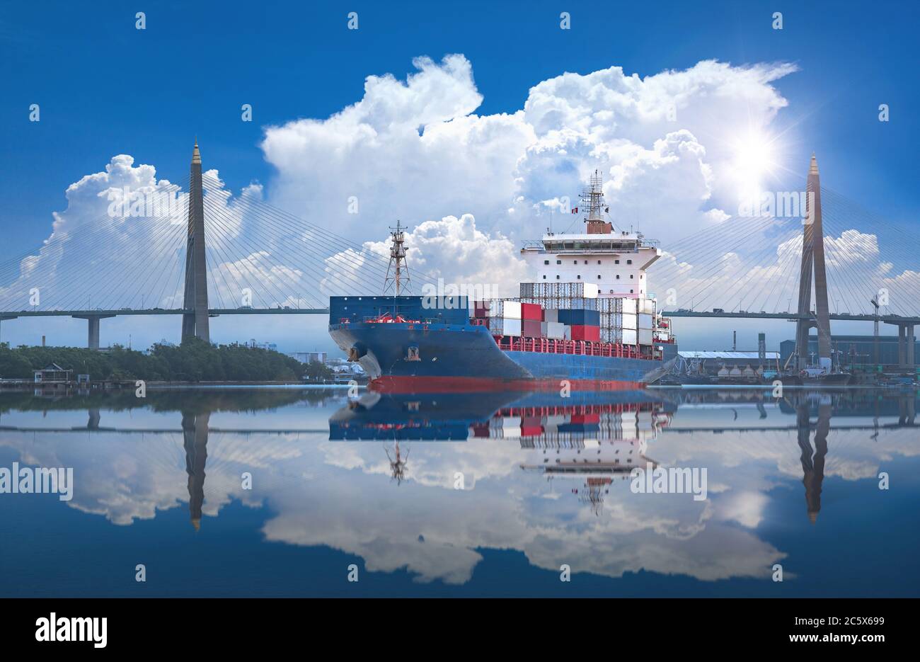 Logistica di esportazione di importazione di affari, trasporto internazionale nave di trasporto, trasporto di trasporto del carico dei contenitori al mare. Foto Stock