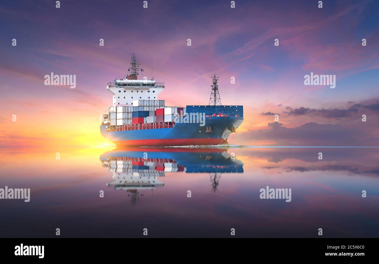 Logistica di esportazione di importazione di affari, trasporto internazionale nave di trasporto, trasporto di trasporto del carico dei contenitori al mare. Foto Stock