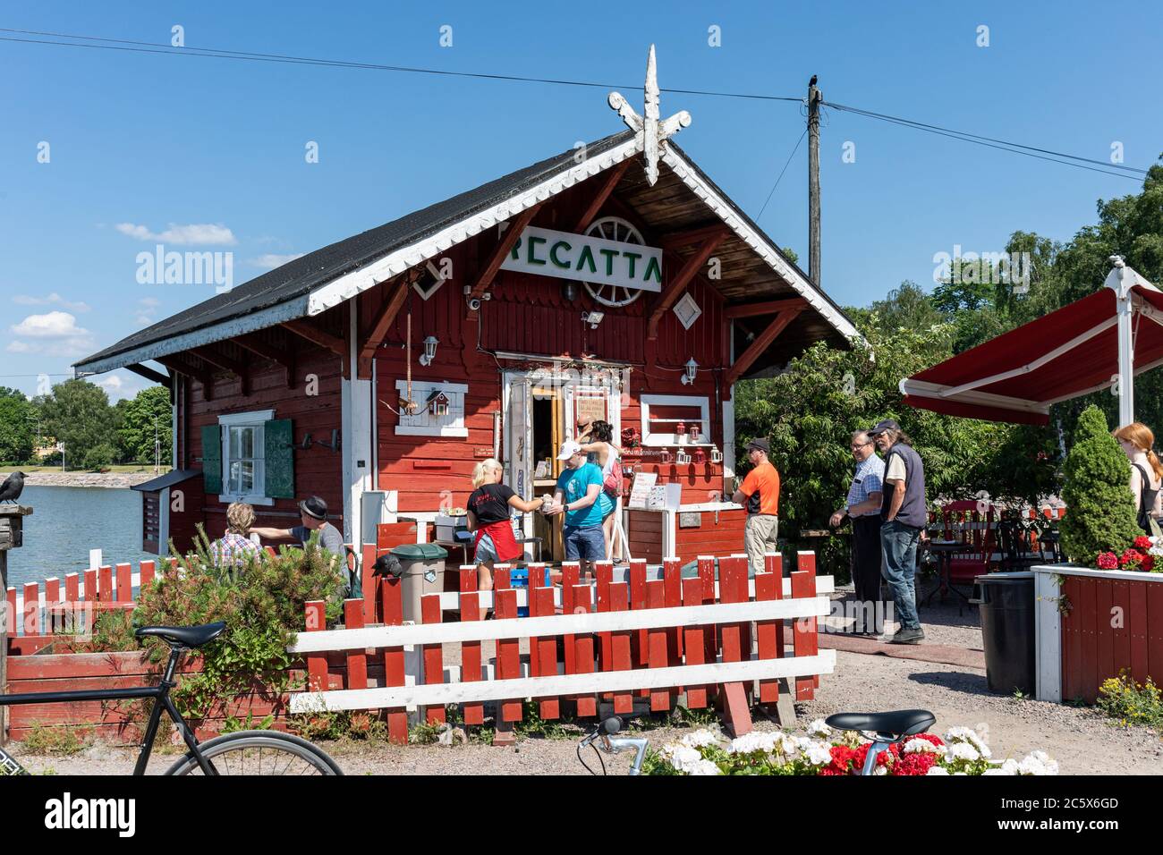 Café Regatta, un piccolo e eccentrico caffè all'aperto sul mare a Helsinki, Finlandia Foto Stock