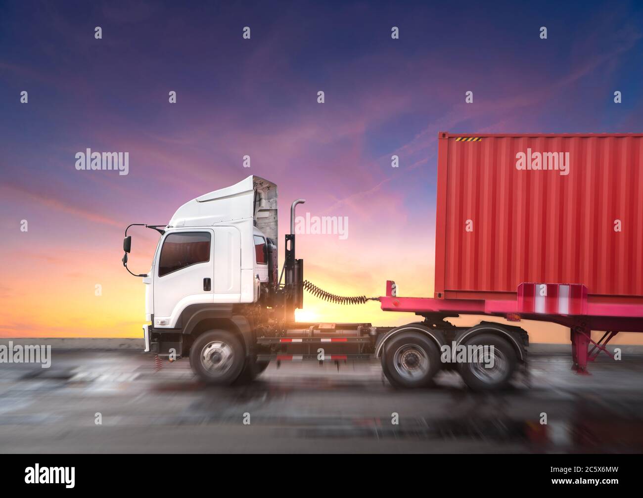 Vista ravvicinata trasporto di camion container che viaggia sulla strada in autostrada in un bel tempo di cielo. Foto Stock