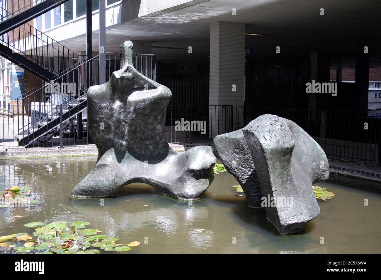 Modello di lavoro per il reclining figure (Lincoln Center), di Henry Moore nei terreni del Charing Cross Hospital Fulham Palace Road Hammersmith, Londra UK Foto Stock
