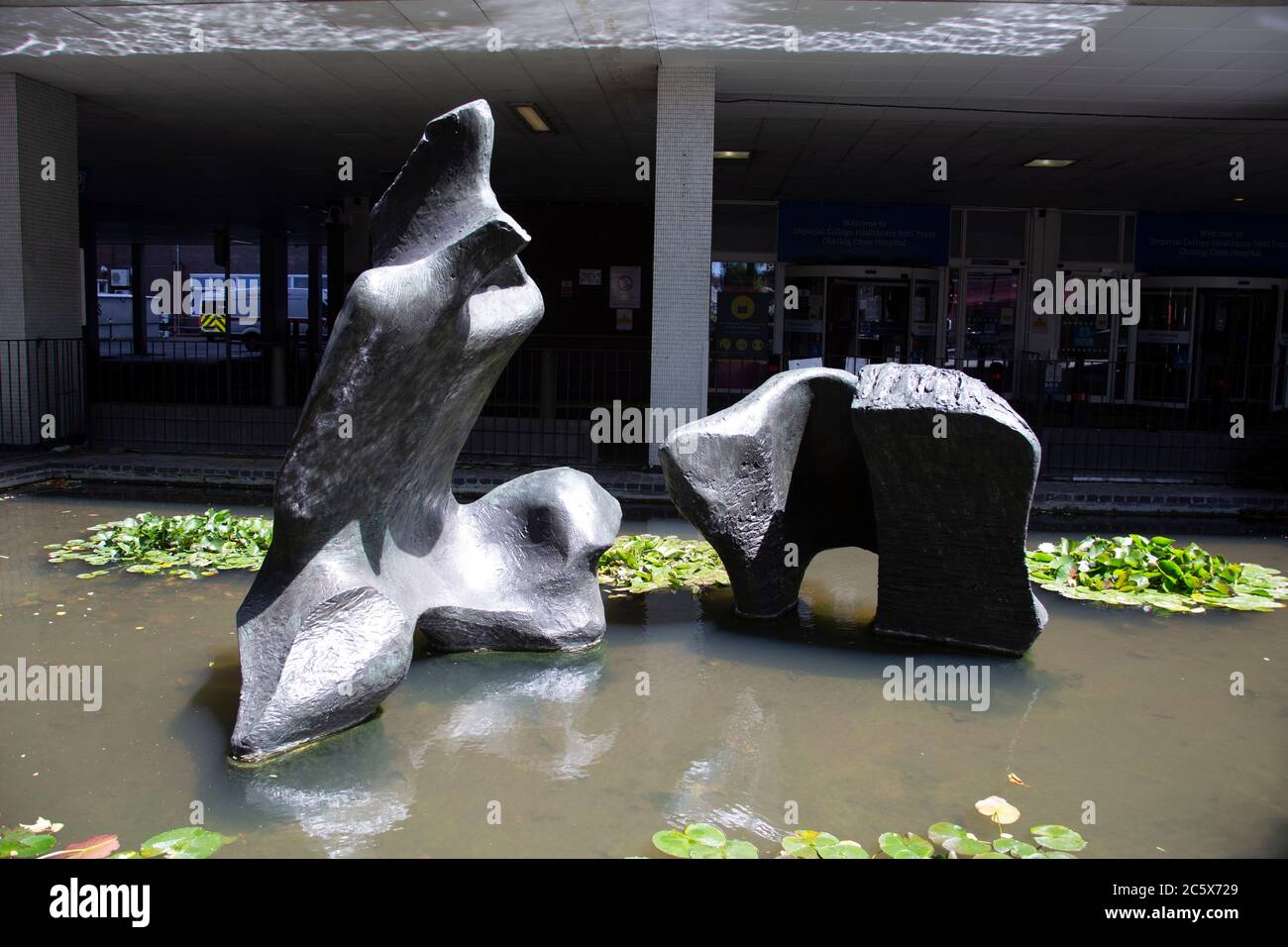 Modello di lavoro per il reclining figure (Lincoln Center), di Henry Moore nei terreni del Charing Cross Hospital Fulham Palace Road Hammersmith, Londra UK Foto Stock