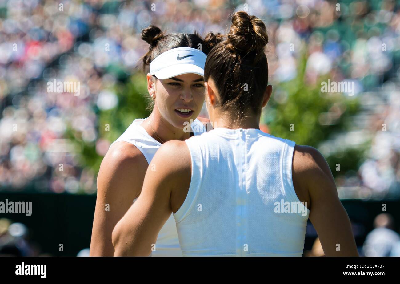 Ajla Tomljanovic dell'Australia e Maria Sakkari della Grecia, che gioca due volte al torneo di tennis Grand Slam 2019 del Wimbledon Championships Foto Stock