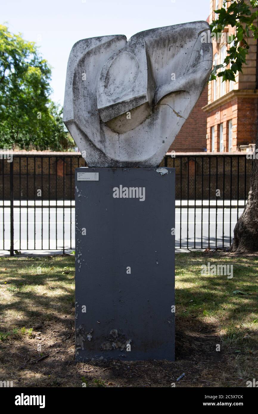 Untitled, una scultura di Tadeusz Koper nei terreni del Charing Cross Hospital, Fulham Palace Road, Hammersmith, Londra UK Foto Stock