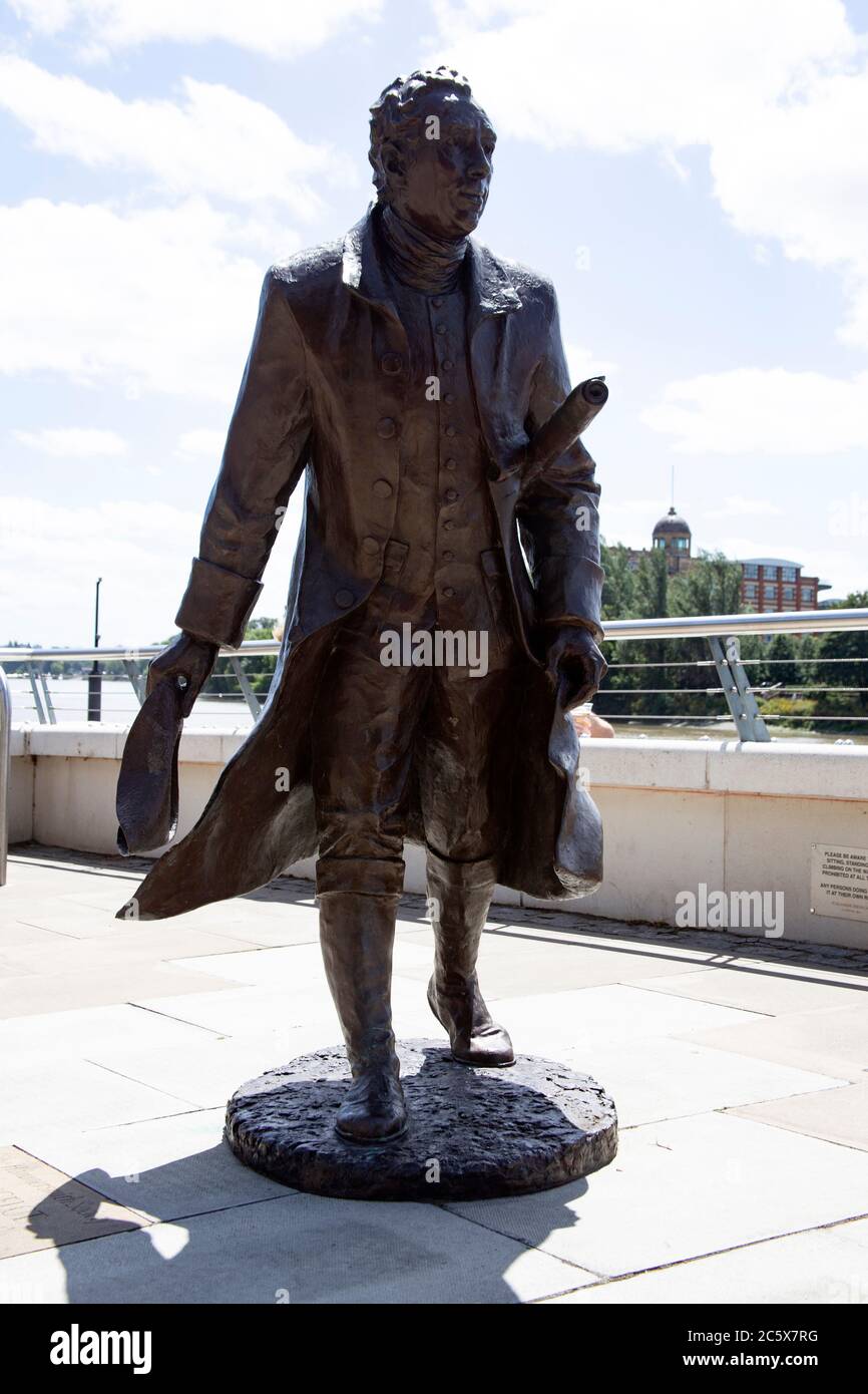 Statua del "Capability" Brown dell'Inghilterra Lancelot, il più grande giardiniere del paesaggio del XVIII secolo, Distillery Wharf Riverside Walk a Hammersmith, Inghilterra, Regno Unito Foto Stock