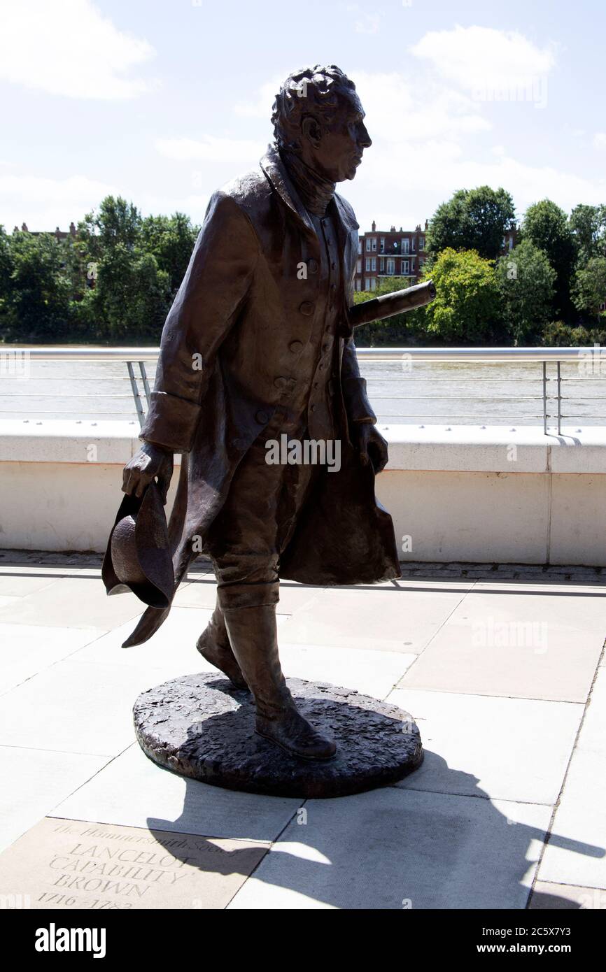 Statua del "Capability" Brown dell'Inghilterra Lancelot, il più grande giardiniere del paesaggio del XVIII secolo, Distillery Wharf Riverside Walk a Hammersmith, Inghilterra, Regno Unito Foto Stock