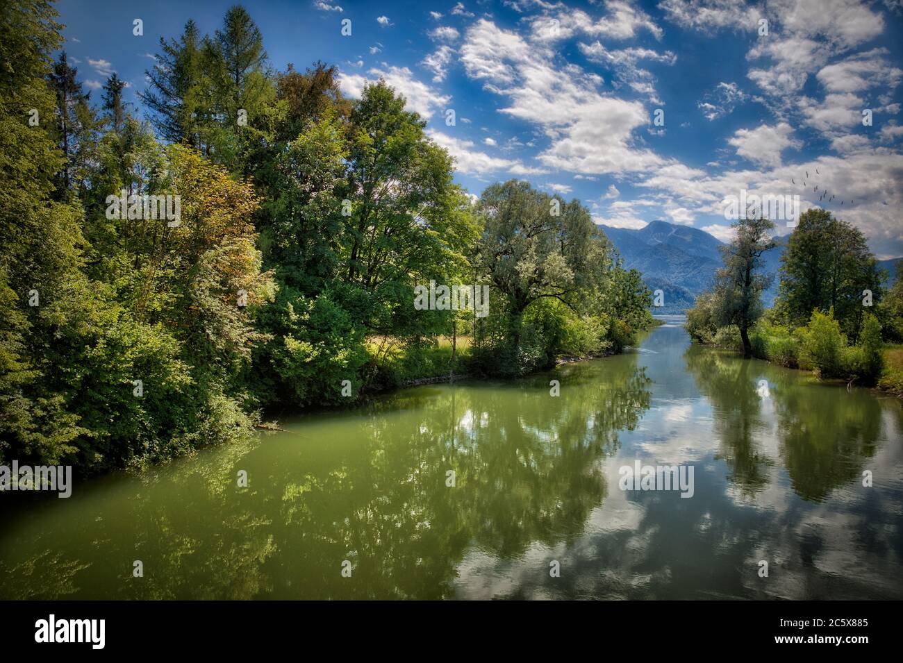 DE - BAVIERA: Fiume LOisach che entra nel lago Kochelsee con il monte Herzogstand sullo sfondo (HDR-Image) Foto Stock