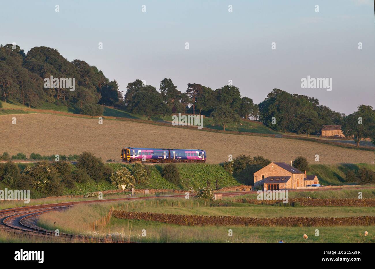 Treno sprinter classe 158 della ferrovia settentrionale in campagna all'incrocio di Settle nelle valli dello Yorkshire Foto Stock