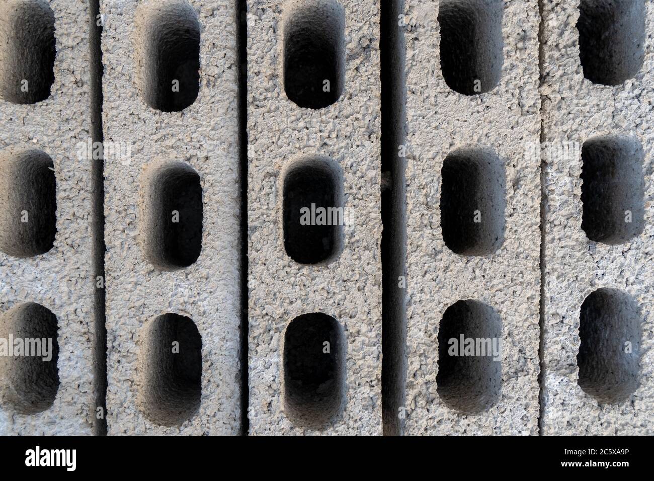 pile di blocchi di cemento grigio a terra Foto Stock