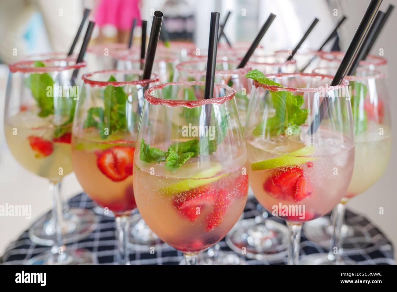 I cocktail selezionati di Triple Berry Margaritas o Berry Vodka con fragole, mirtillo, mora e lime vengono serviti su un bicchiere con sale sopra. Foto Stock