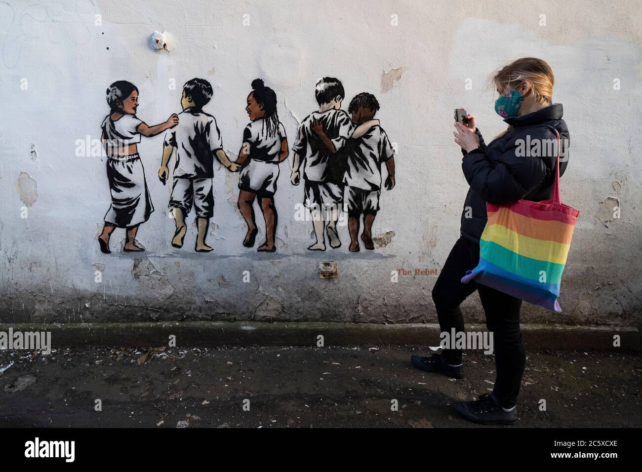 Edimburgo, Scozia, Regno Unito. 5 luglio 2020. Un nuovo murale del Street artist The Rebel Bear è apparso in un edificio a Edimburgo. Il nuovo murale antirazzista mostra insieme i bambini di varie etnie. Iain Masterton/Alamy Live News Foto Stock