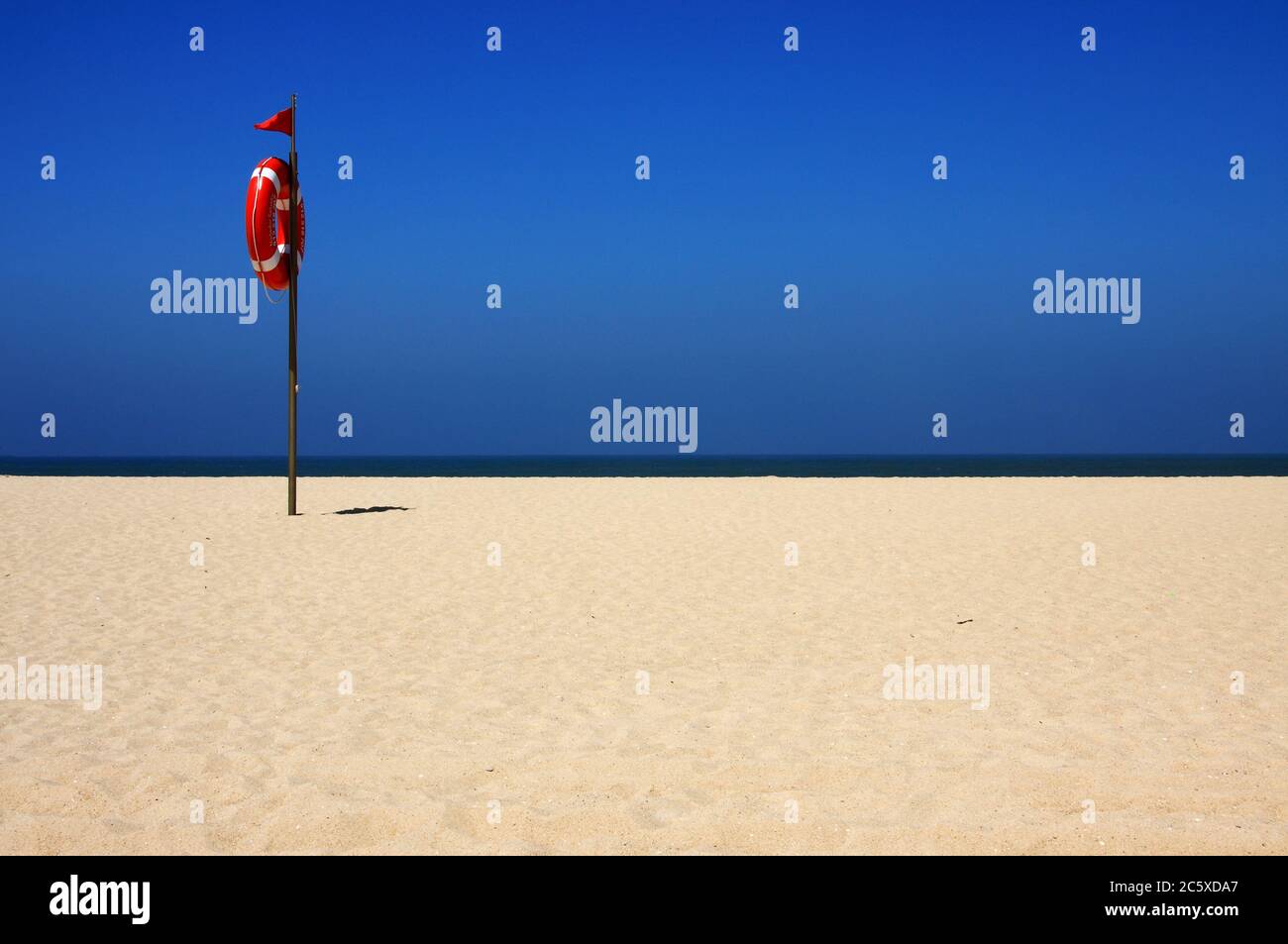 Portogallo, Figueira da Foz. Spiaggia di sabbia deserta della città. Foto Stock